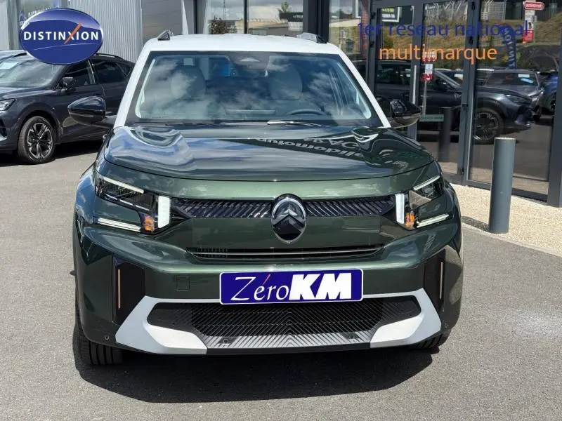 Vue avant d'un Citroën C3 Aircross 2026 vert Montana avec toit blanc et calandre distinctive noire.