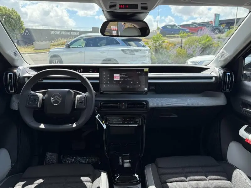 Vue intérieure avant du Citroën C3 Aircross 2026, tableau de bord moderne avec écran tactile central et volant multifonction.