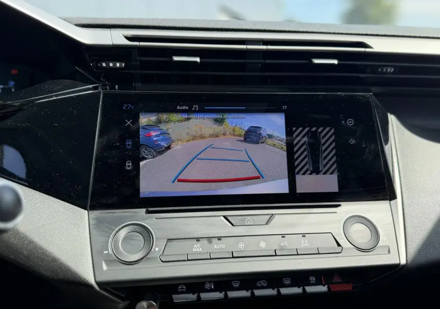 Vue rapprochée de l’écran central tactile affichant la caméra de recul dans un Peugeot 308 SW gris Artense.