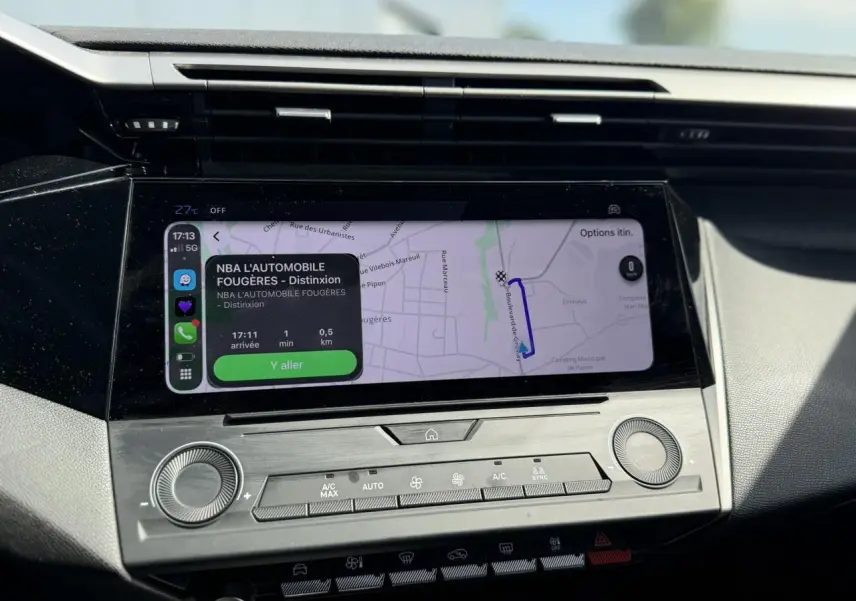 Écran tactile central du tableau de bord de la Peugeot 308 SW 2025 affichant un itinéraire GPS en mode Mirror Screen.