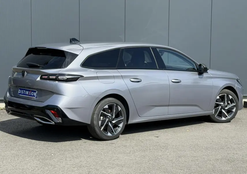 Peugeot 308 SW gris Artense vue 3/4 arrière droit, jantes alliage 17'' et vitres surteintées.