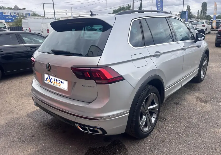Vue 3/4 arrière droite d'un Volkswagen Tiguan gris dauphin métallisé avec jantes alu et feux LED distinctifs.