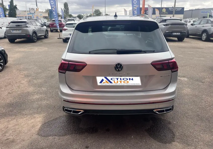 Vue arrière d'un Volkswagen Tiguan gris dauphin métallisé avec feux LED et double sortie d'échappement intégrée.