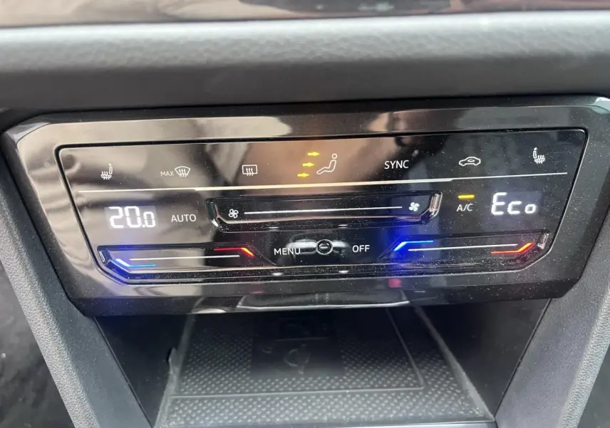Gros plan sur la commande de climatisation digitale du Volkswagen Tiguan 1.4 eHybrid gris Dauphin, affichant 20°C et mode Eco.