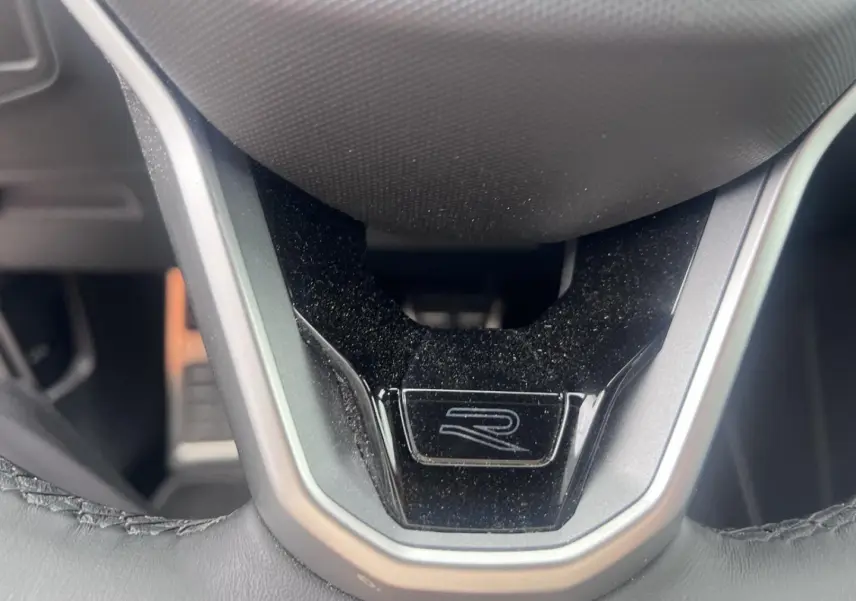 Gros plan sur le volant cuir noir avec logo R du Volkswagen Tiguan 1.4 eHybrid 245ch R-Line 2023.