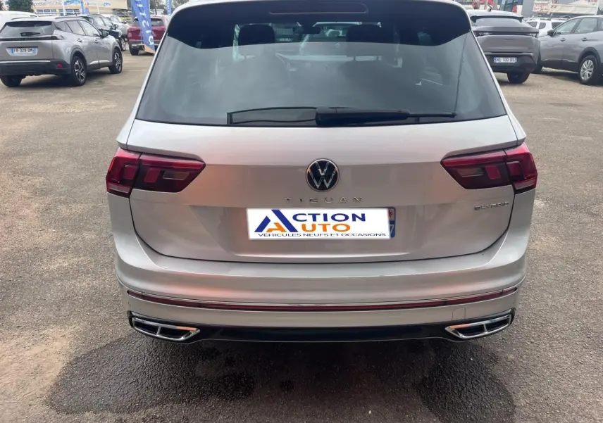Vue arrière d'un Volkswagen Tiguan gris dauphin métallisé avec logo et feux LED distinctifs.