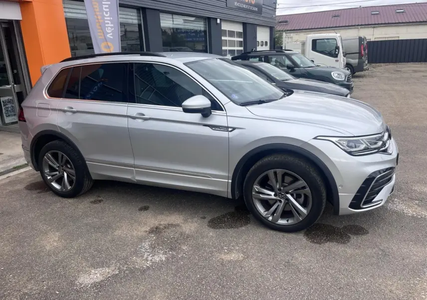 Volkswagen Tiguan 1.4 eHybrid gris dauphin métallisé vu de profil côté gauche, jantes alu et vitres surteintées.