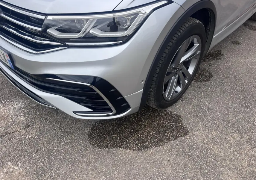 Gros plan sur l'avant droit du Volkswagen Tiguan gris dauphin métallisé avec phares LED et jante alu.