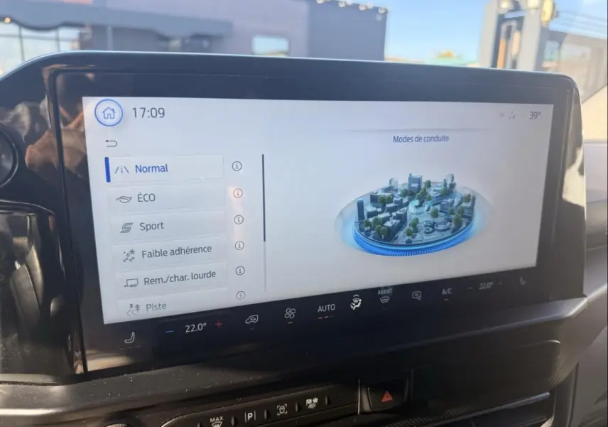 Écran tactile intérieur du Ford Transit Custom 2024 affichant les modes de conduite avec interface moderne et claire.