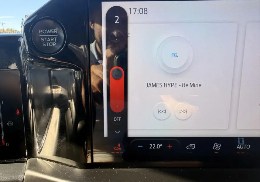 Détail de l'intérieur du Ford Transit Custom 2024 montrant le bouton start/stop et l'écran tactile avec commandes climatisation.