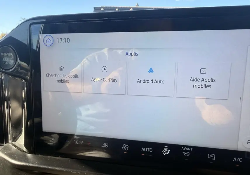 Écran tactile central du Ford Transit Custom Fourgon gris 2024, affichant les options Apple CarPlay et Android Auto.