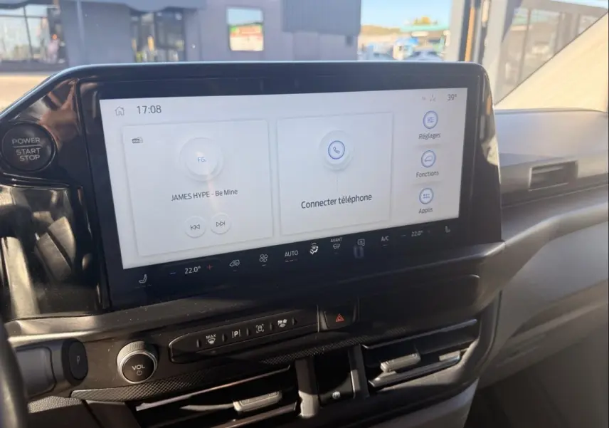 Vue intérieure du tableau de bord du Ford Transit Custom Fourgon gris 2024, avec écran tactile central et bouton start/stop.