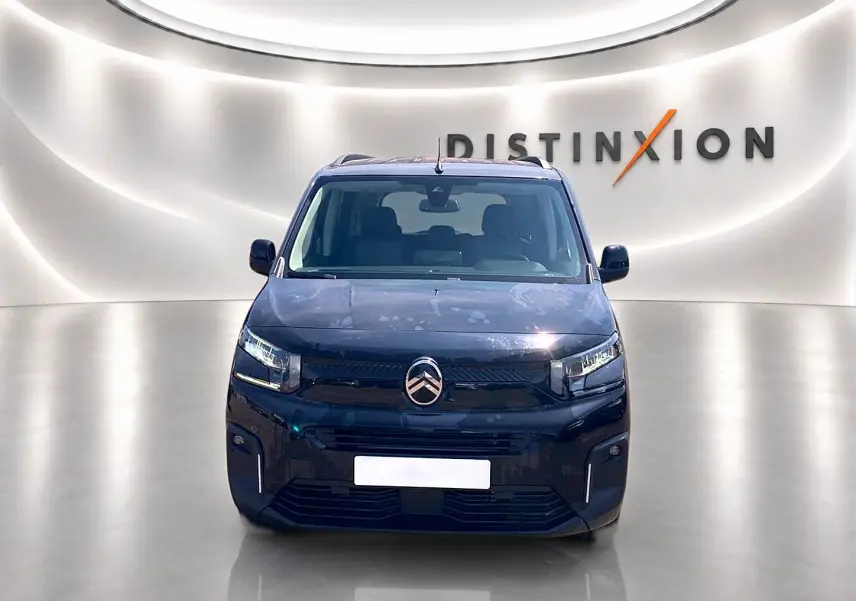 Vue avant d'un Citroën Berlingo noir 2026 avec phares LED et logo centré sur fond blanc lumineux.