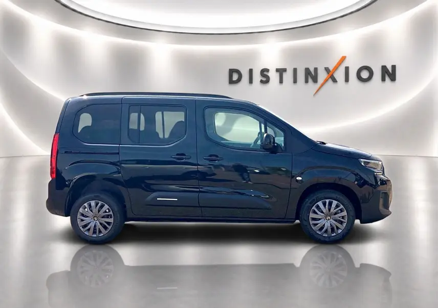 Profil côté gauche d’un Citroën Berlingo noir 2026 avec portes latérales coulissantes et jantes alu en studio.