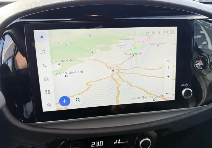 Vue rapprochée de l’écran tactile central du Toyota Aygo X 2025 avec navigation affichée, entouré de la console noire.