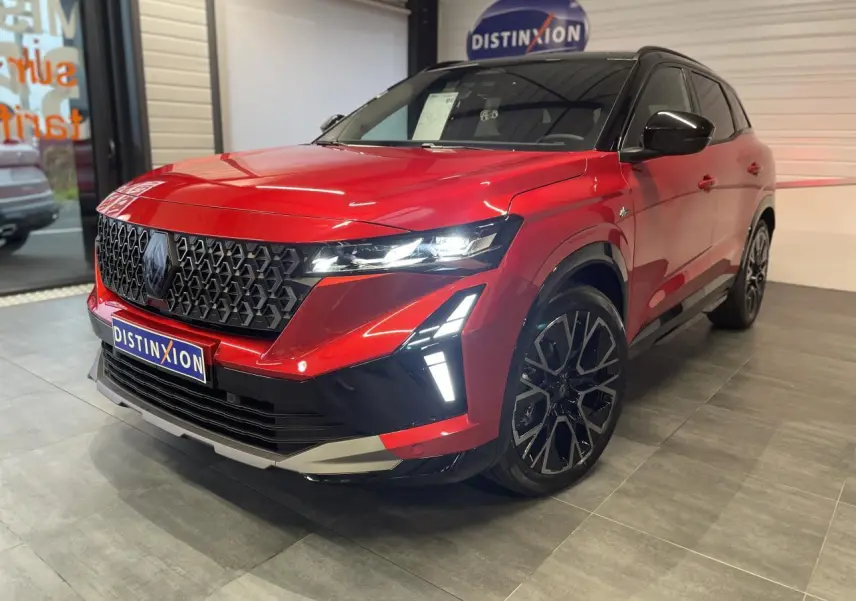 Renault Austral rouge métallisé avec toit noir, vue 3/4 avant droit, calandre noire et jantes alliage 20 pouces.