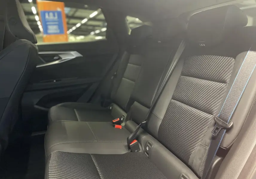 Vue latérale droite des sièges arrière en tissu carbone et Alcantara avec surpiqûres bleu blanc rouge du Renault Austral Esprit Alpine.