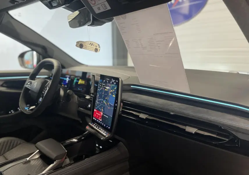 Intérieur avant droit du Renault Austral Esprit Alpine 2025 avec écran tactile vertical et planche de bord en Alcantara.