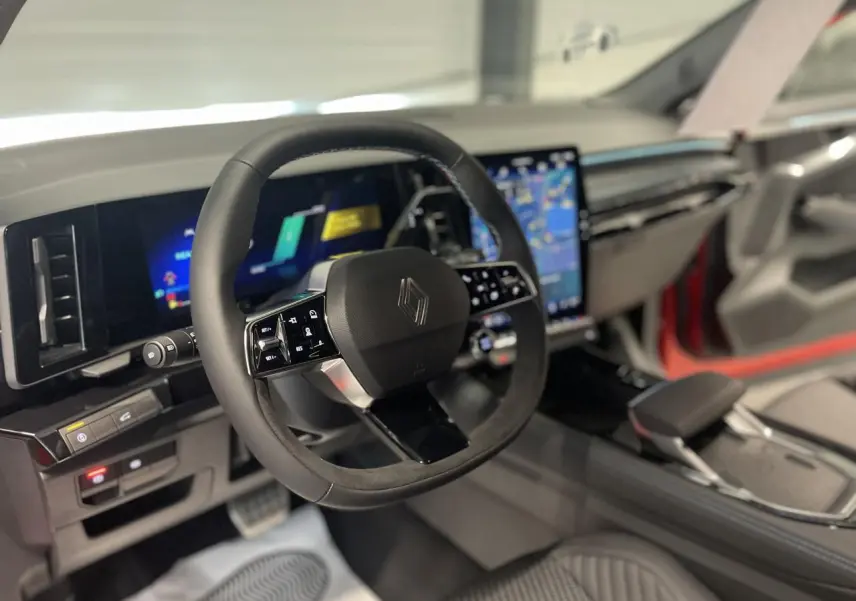 Intérieur du Renault Austral Esprit Alpine 2025, vue du volant en Alcantara et écran tactile central lumineux