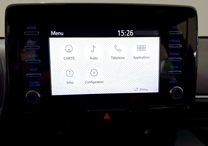 Écran tactile central de la Toyota Yaris Hybride 2021 affichant le menu principal avec options audio et navigation.
