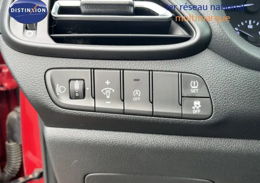 Gros plan sur les commandes de réglage du tableau de bord côté gauche d'une Hyundai i30 SW rouge Sunset Red 2023.