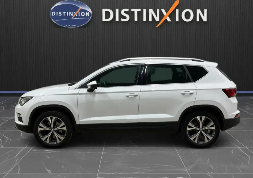 SEAT Ateca blanc vue de profil côté gauche, SUV compact avec jantes alliage et toit noir.