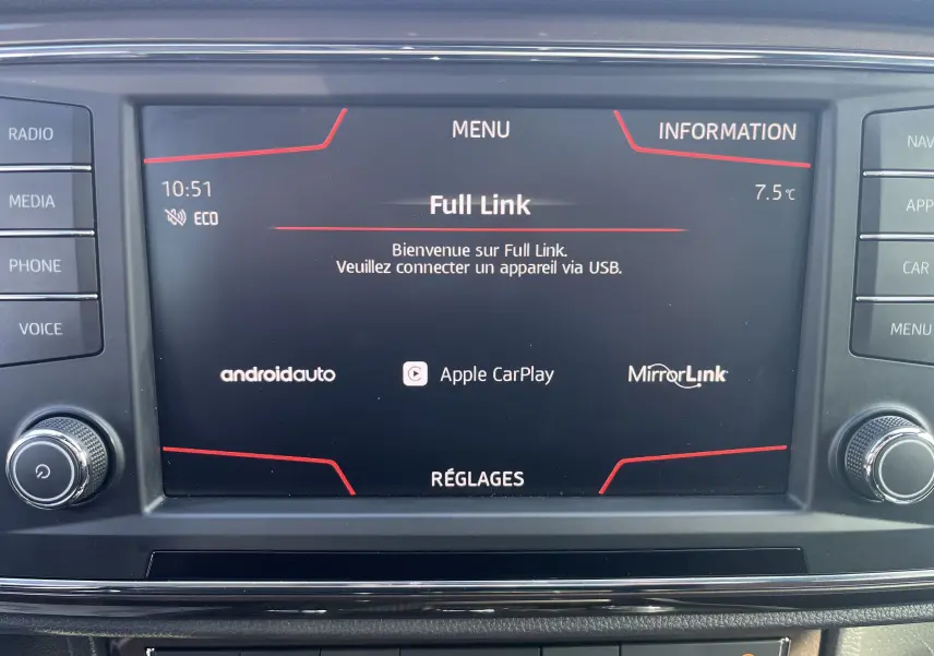 Écran tactile central du tableau de bord du SEAT Ateca 2016 affichant le menu Full Link avec options Android Auto, Apple CarPlay et MirrorLink.