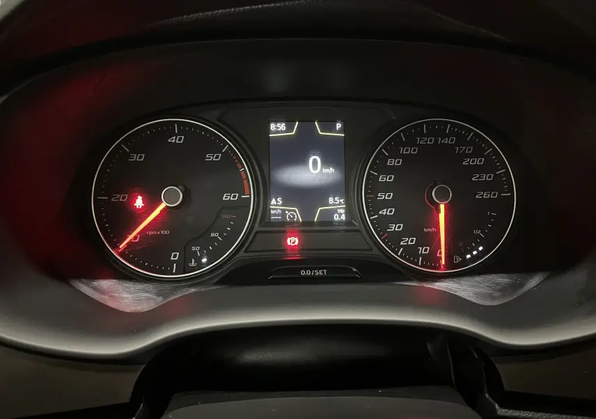 Tableau de bord du SEAT Ateca blanc 2016, affichage numérique central avec compte-tours et vitesse analogiques.