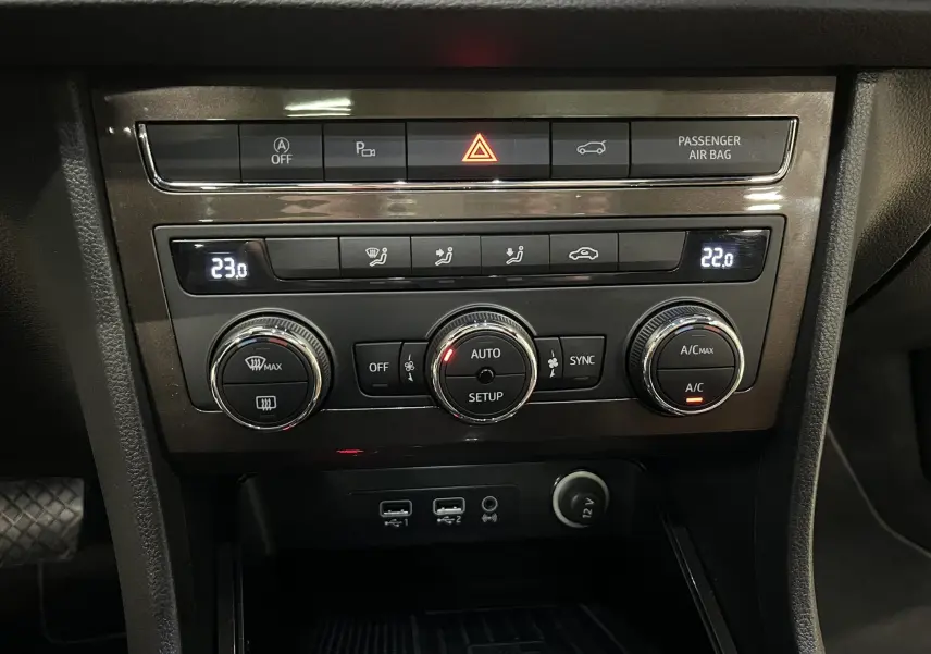 Tableau de bord du SEAT Ateca 2016, vue frontale centrée sur la console de climatisation avec commandes numériques et boutons noirs.