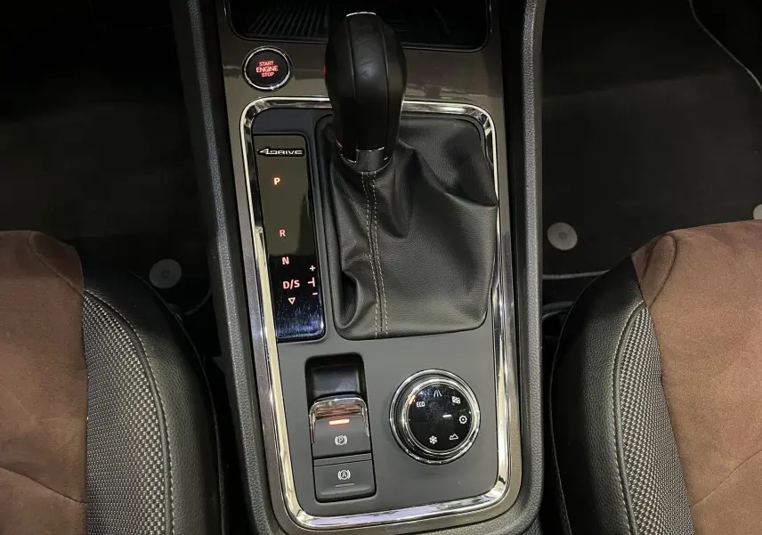 Vue rapprochée de la console centrale du SEAT Ateca blanc 2016, avec levier de vitesse automatique et commandes 4Drive visibles.