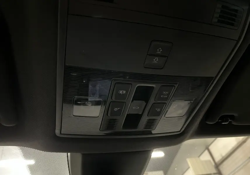 Vue rapprochée du panneau de commandes de toit ouvrant et éclairage intérieur du SEAT Ateca blanc 2016.