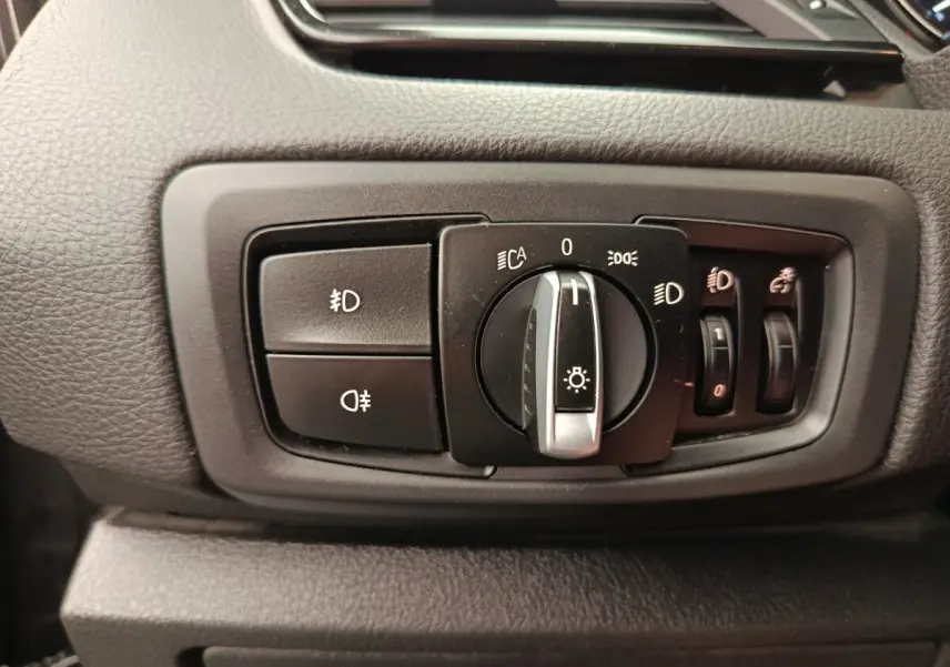 Gros plan sur les commandes d’éclairage intérieures noires de la BMW Série 2 Gran Tourer 218i Lounge 2022.