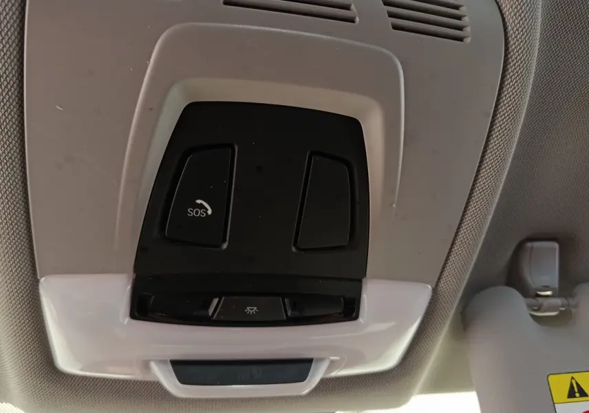 Vue intérieure du plafonnier gris clair de la BMW Série 2 Gran Tourer F46 avec bouton SOS et éclairage intégré.