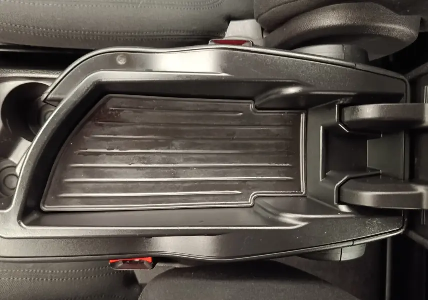 Gros plan sur la console centrale noire ouverte de la BMW Série 2 Gran Tourer 218i Lounge, montrant le rangement intérieur.