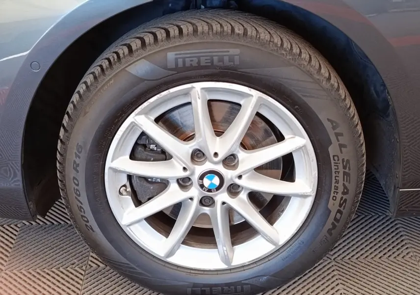 Gros plan sur la roue avant droite d'une BMW Série 2 Gran Tourer gris clair avec jante alliage et pneu Pirelli.