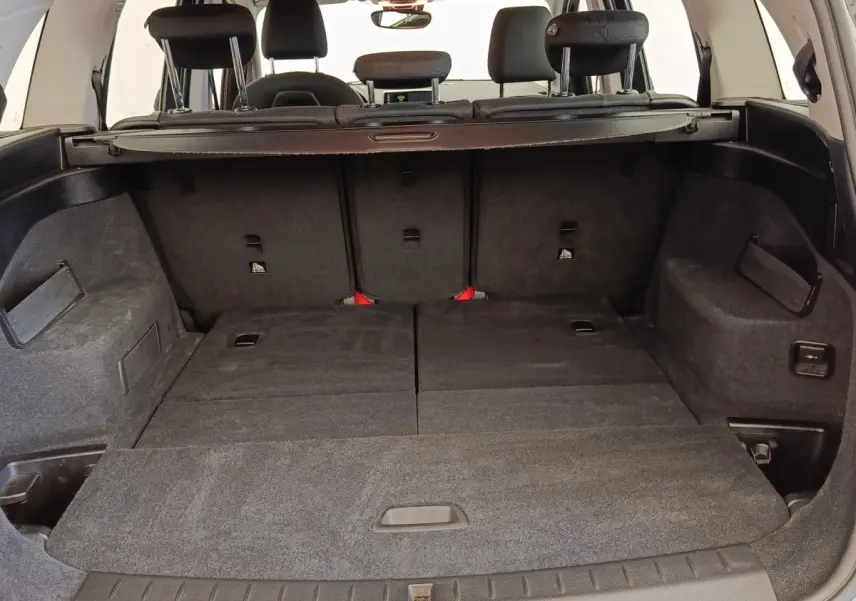 Vue arrière du coffre spacieux et tapis gris foncé de la BMW Série 2 Gran Tourer F46 218i Lounge 2022.