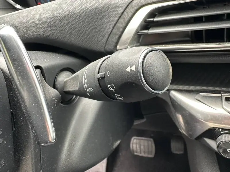 Gros plan sur la commande d’essuie-glace côté gauche du tableau de bord noir du Peugeot 3008 Hybride Rechargeable 2024.