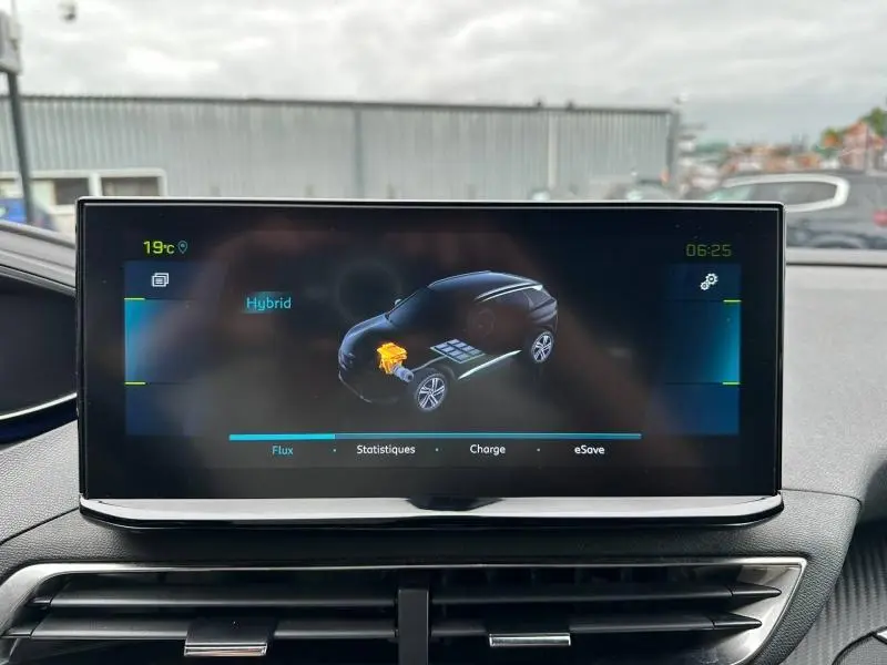 Écran tactile intérieur du Peugeot 3008 hybride montrant le schéma du flux d'énergie du véhicule.