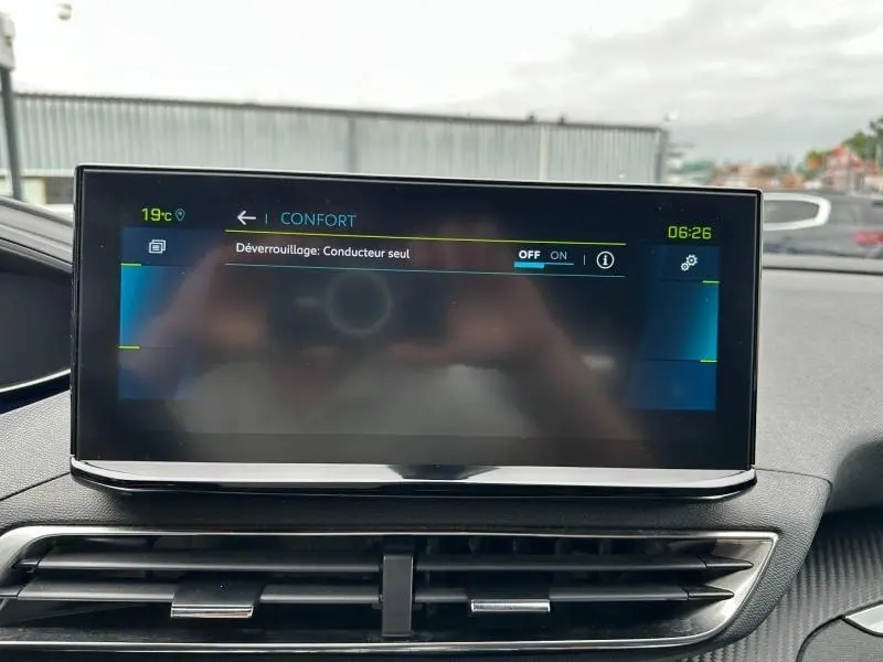 Écran tactile central du tableau de bord du Peugeot 3008 Hybride Rechargeable, affichant le mode Confort.