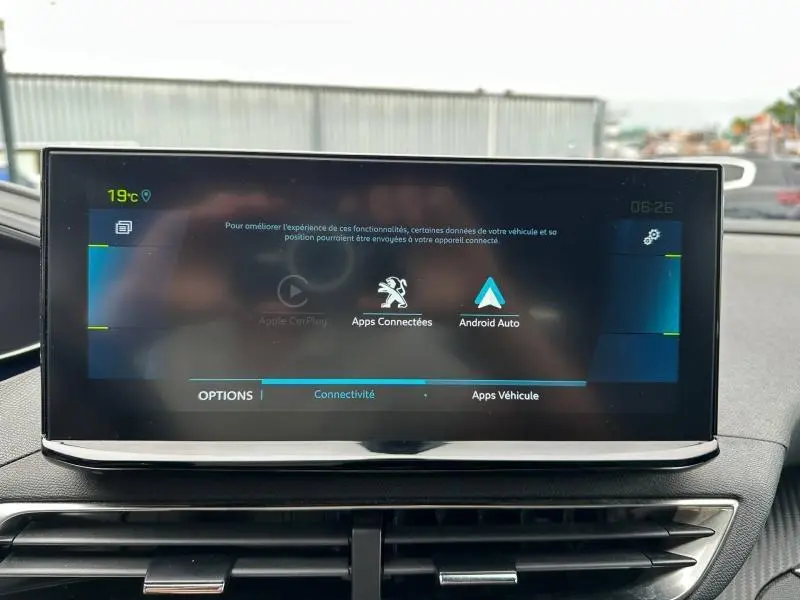Écran tactile central du tableau de bord du Peugeot 3008 noir, affichant les options Apps Connectées et Android Auto.