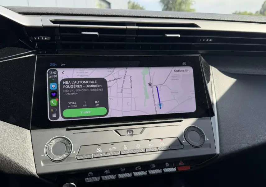 Vue rapprochée de l’écran tactile central du tableau de bord de la Peugeot 308 SW 2025, affichant un guidage GPS.
