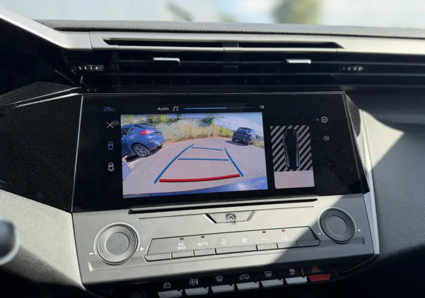Vue rapprochée de l'écran tactile central affichant la caméra de recul dans un Peugeot 308 SW noir Perla.