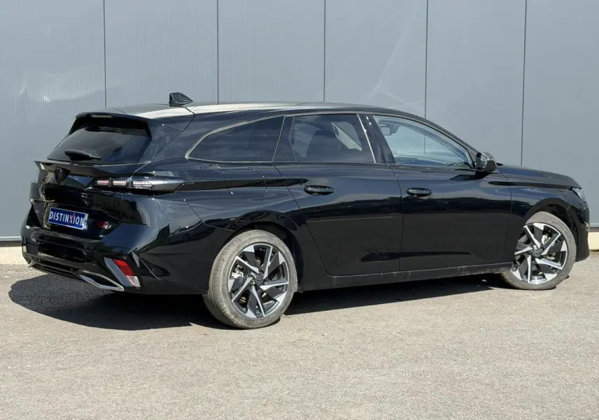 Peugeot 308 SW noir Perla vue 3/4 arrière droit, jantes alliage 17'' Halong diamantées et vitres surteintées.