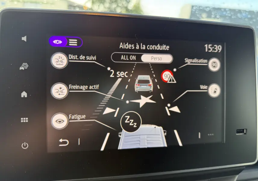 Écran intérieur du Renault Trafic Fourgon 2025 montrant les aides à la conduite avec affichage clair et moderne.