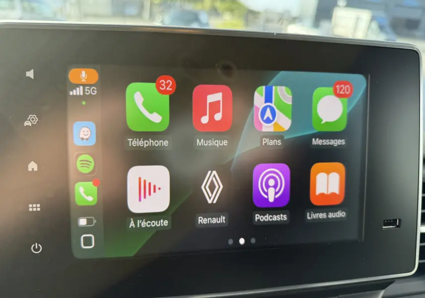 Écran tactile central du Renault Trafic Fourgon noir crépuscule, affichant l'interface Apple CarPlay colorée.