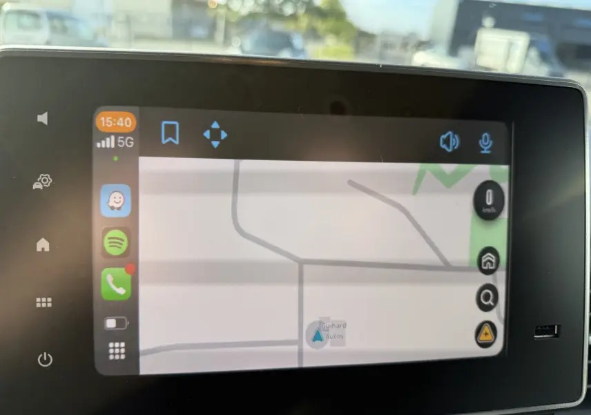Écran tactile du système de navigation du Renault Trafic Fourgon noir crépuscule, vue intérieure centrée sur la carte.