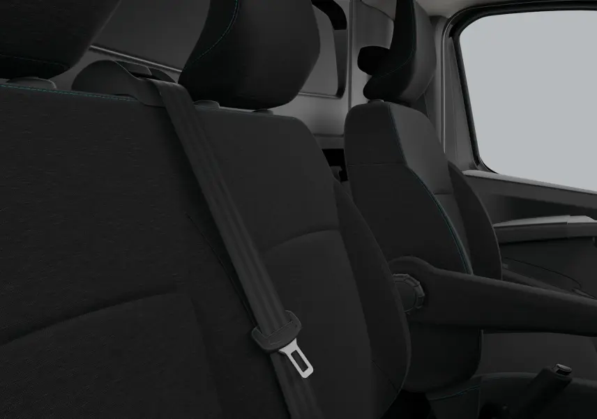 Vue intérieure centrée sur la console centrale du Renault Trafic Fourgon noir crépuscule, avec écran tactile et levier de vitesses manuel.