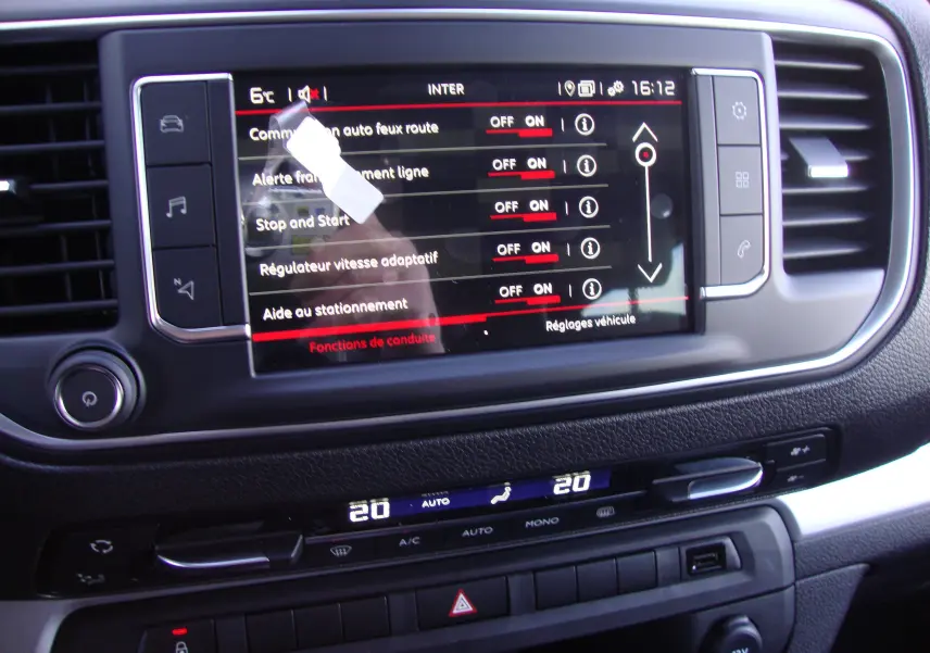 Vue rapprochée de l'écran tactile central et de la console de climatisation du Citroën Jumpy XL gris platinum, avec réglages de conduite affichés.