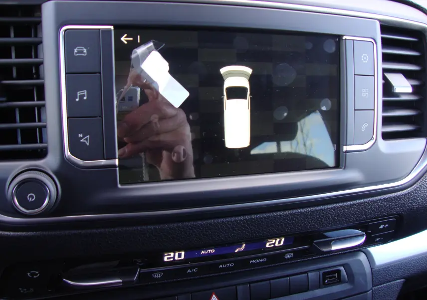 Vue rapprochée de l'écran tactile central du Citroën Jumpy XL gris platinum, affichant l'aide au stationnement.