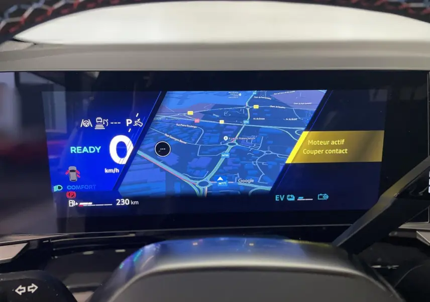 Écran numérique du tableau de bord du Renault Austral 2025 affichant la navigation et les aides à la conduite.